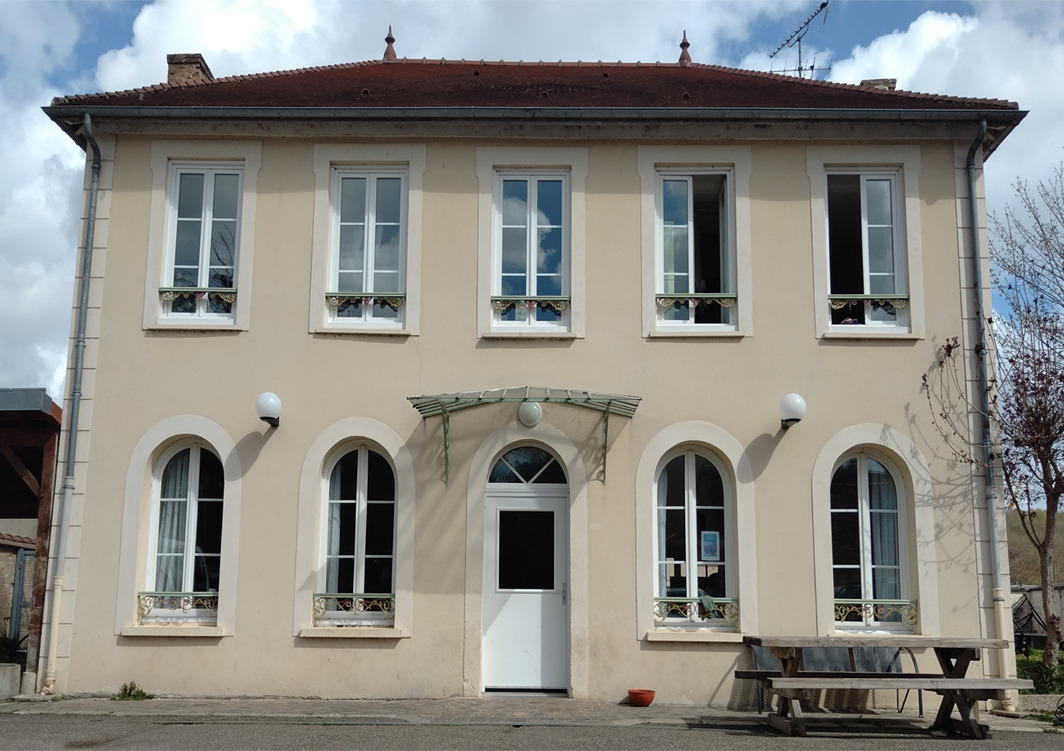 Adolescents jouant au foyer Les Brandons